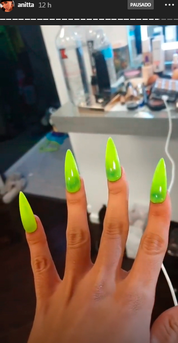 anitta-unhas-potiças-verde-neon anitta-unhas-potiças-verde-neon