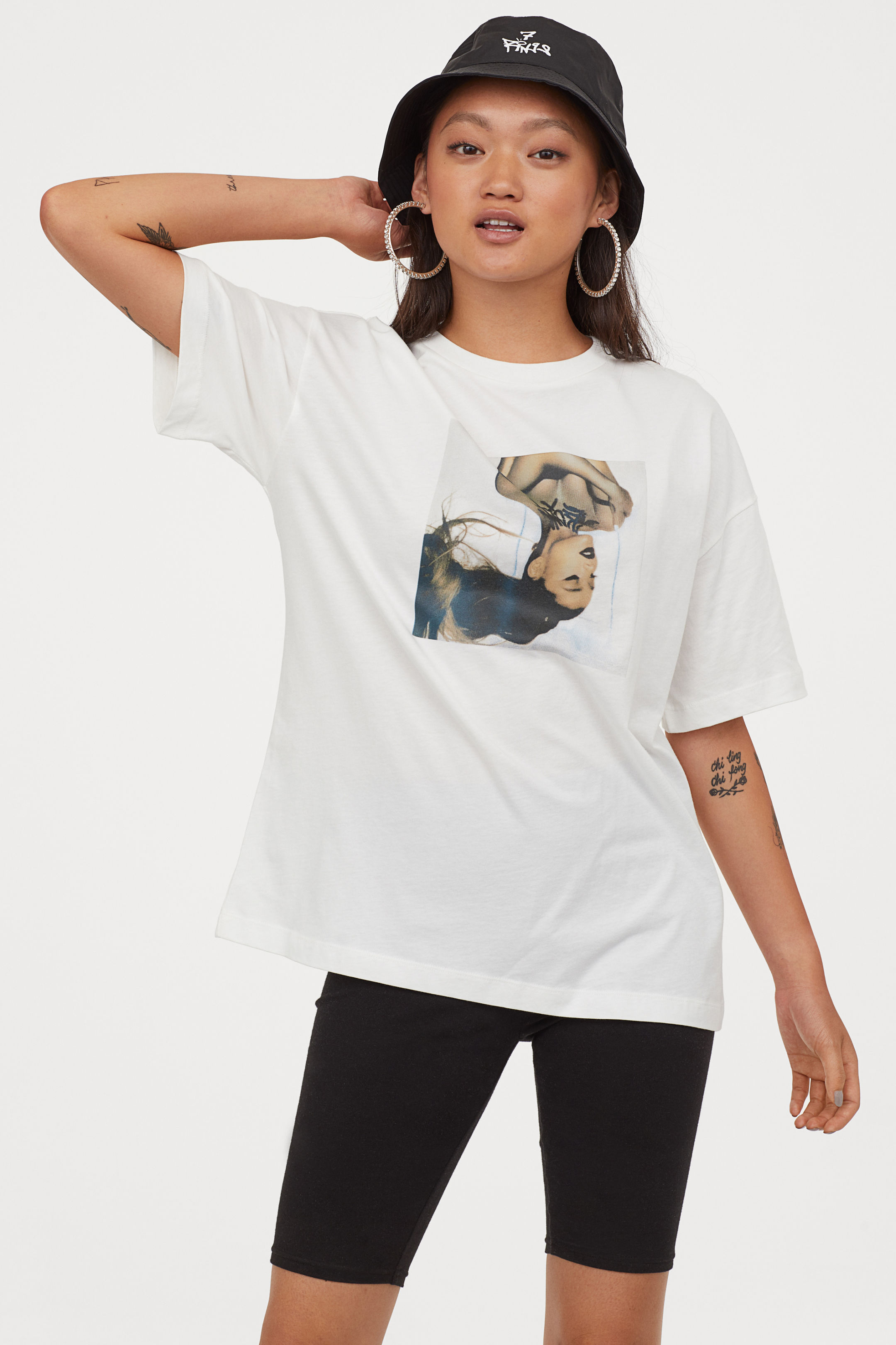 ariana-grande-camiseta-branca-h&m