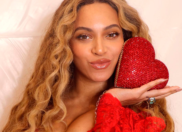 A web surtou com Beyoncé de cabelo escuro no documentário Making The Gift