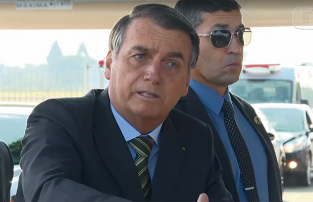 Bolsonaro insinua que queimadas na Amazônia podem ser para incriminá-lo