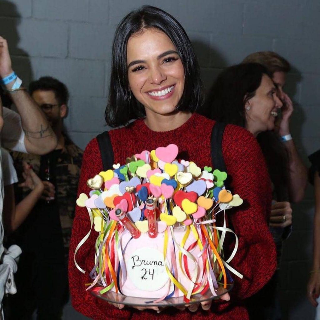 Bruna Marquezine ganhou uma festa surpresa no show de Sandy e Júnior