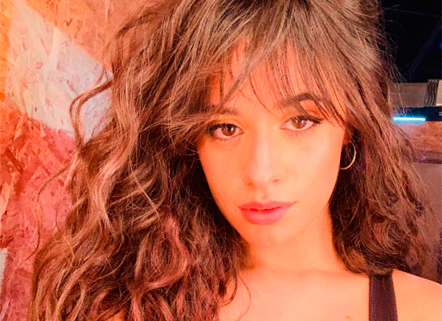 Camila Cabello usou macacão com tendência diferentona em apresentação