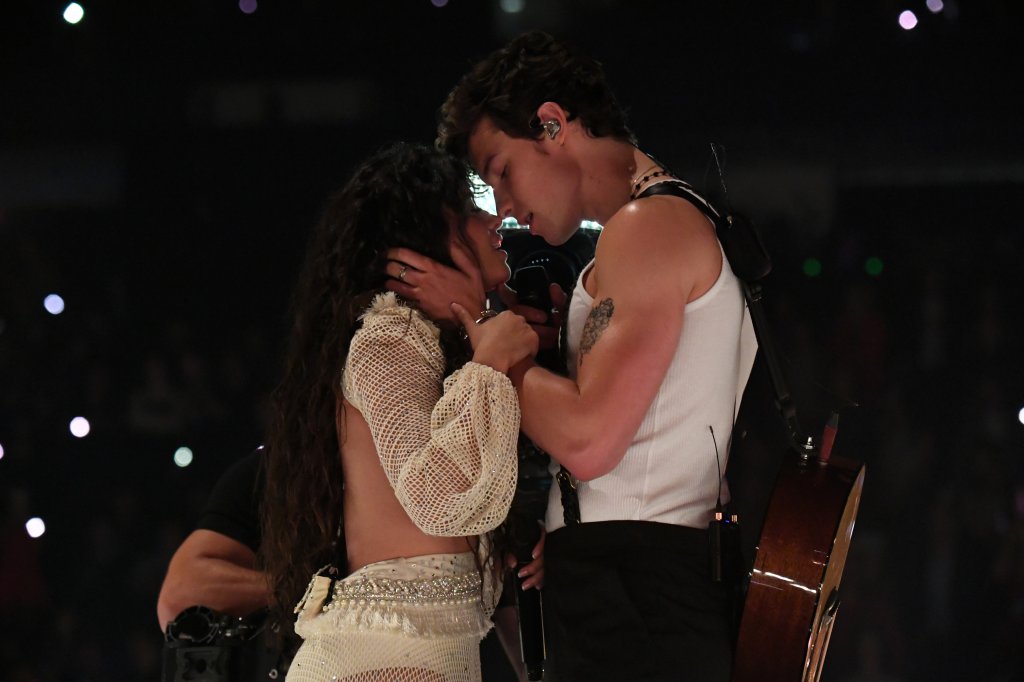 Surto! Vem ver a reação das famosas ao quase beijo de Camila e Shawn