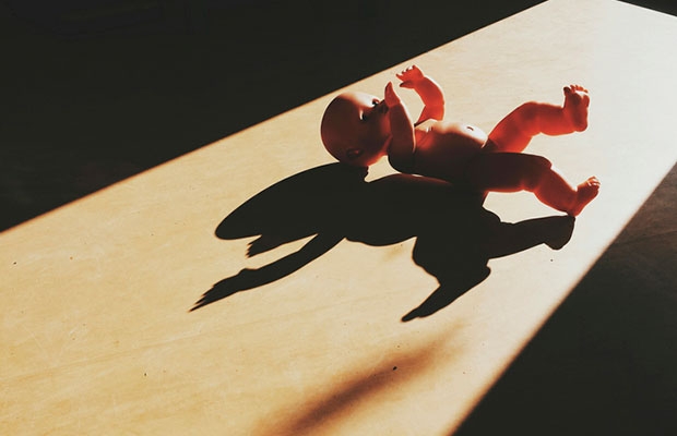 Menina de 11 anos dá à luz após cair em escola e pai é suspeito de estupro