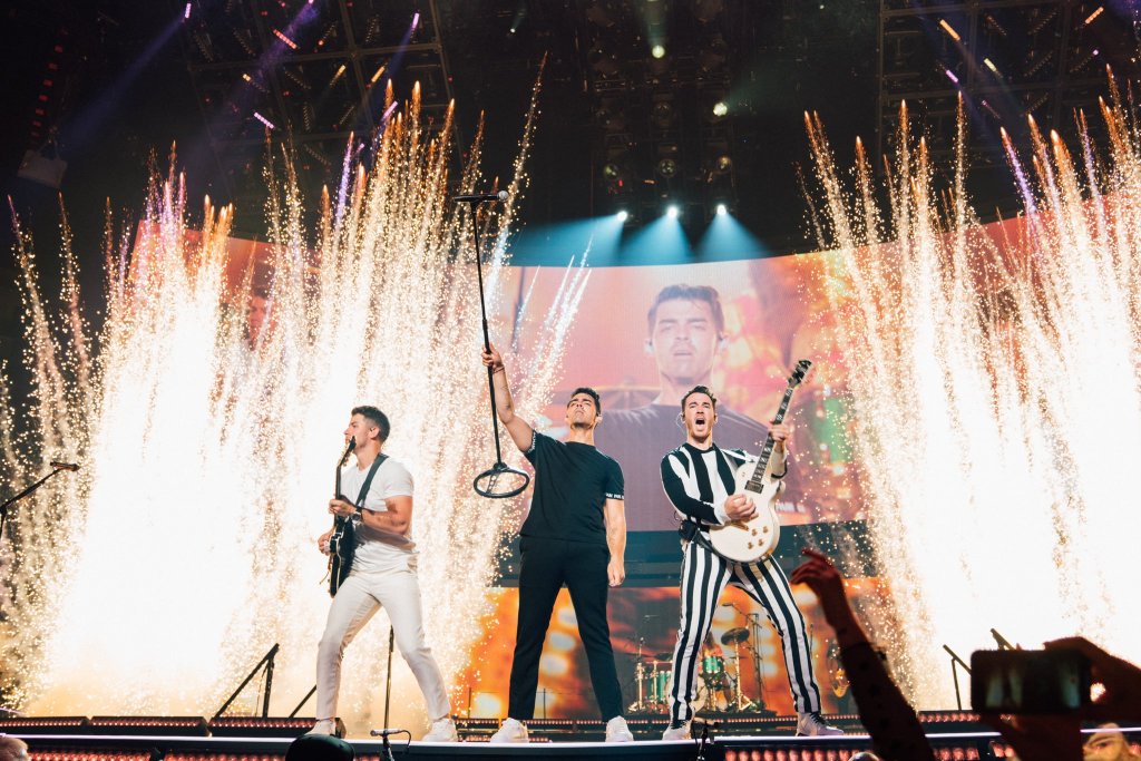 jonas-brothers-happiness-begins-tour