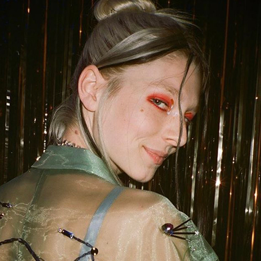 Hunter Schafer é escalada para spin-off de Jogos Vorazes