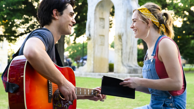 KJ Apa e Britt Robertson vivem casal no trailer do filme I Still Believe
