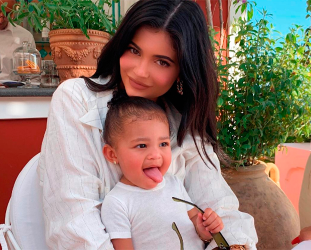 “Kendall e Stormi?”, questionam fãs em foto de infância de Kylie com irmã