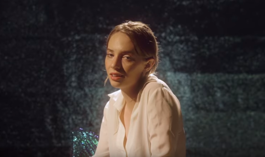 Maya Hawke, a Robin de Stranger Things, lançou seu primeiro clipe!