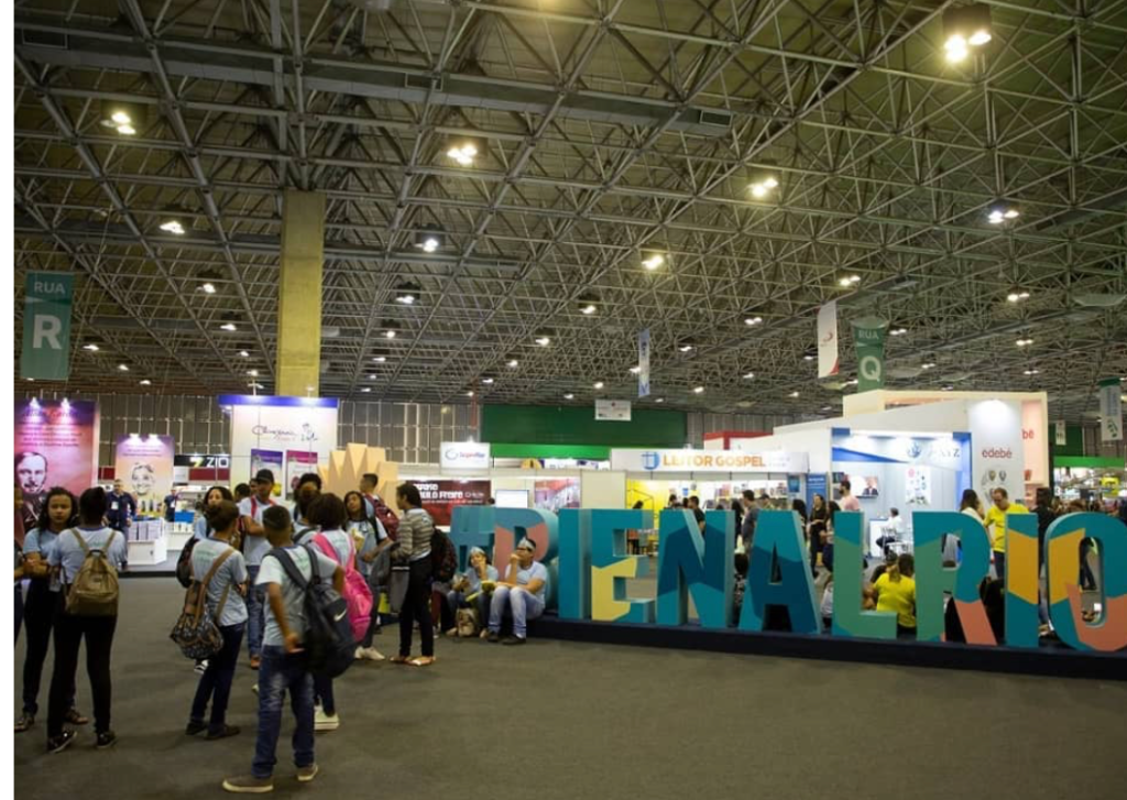 Bienal do Rio tem livros com temáticas LGBTQ+ distribuídos de graça