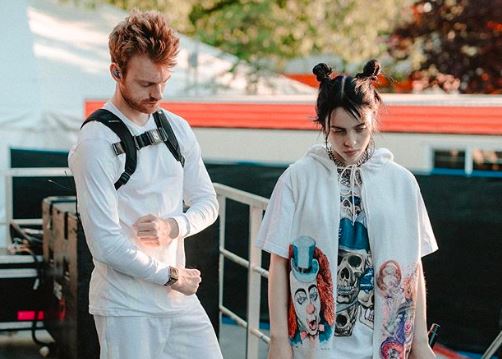 Fofos: Billie Eilish e seu irmão usaram roupas iguais em programa de TV