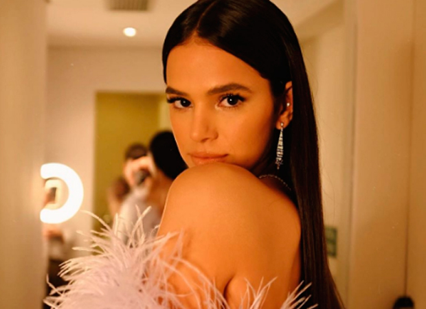 Bruna Marquezine vai a desfile em Milão e posa com ator da saga Vingadores