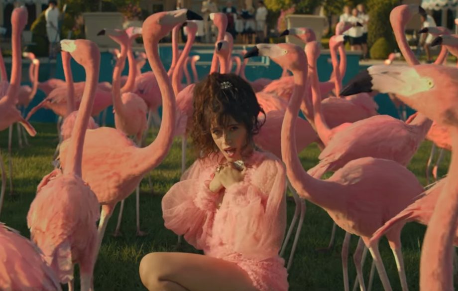 Camila Cabello lança clipe cheio de humor do single Liar