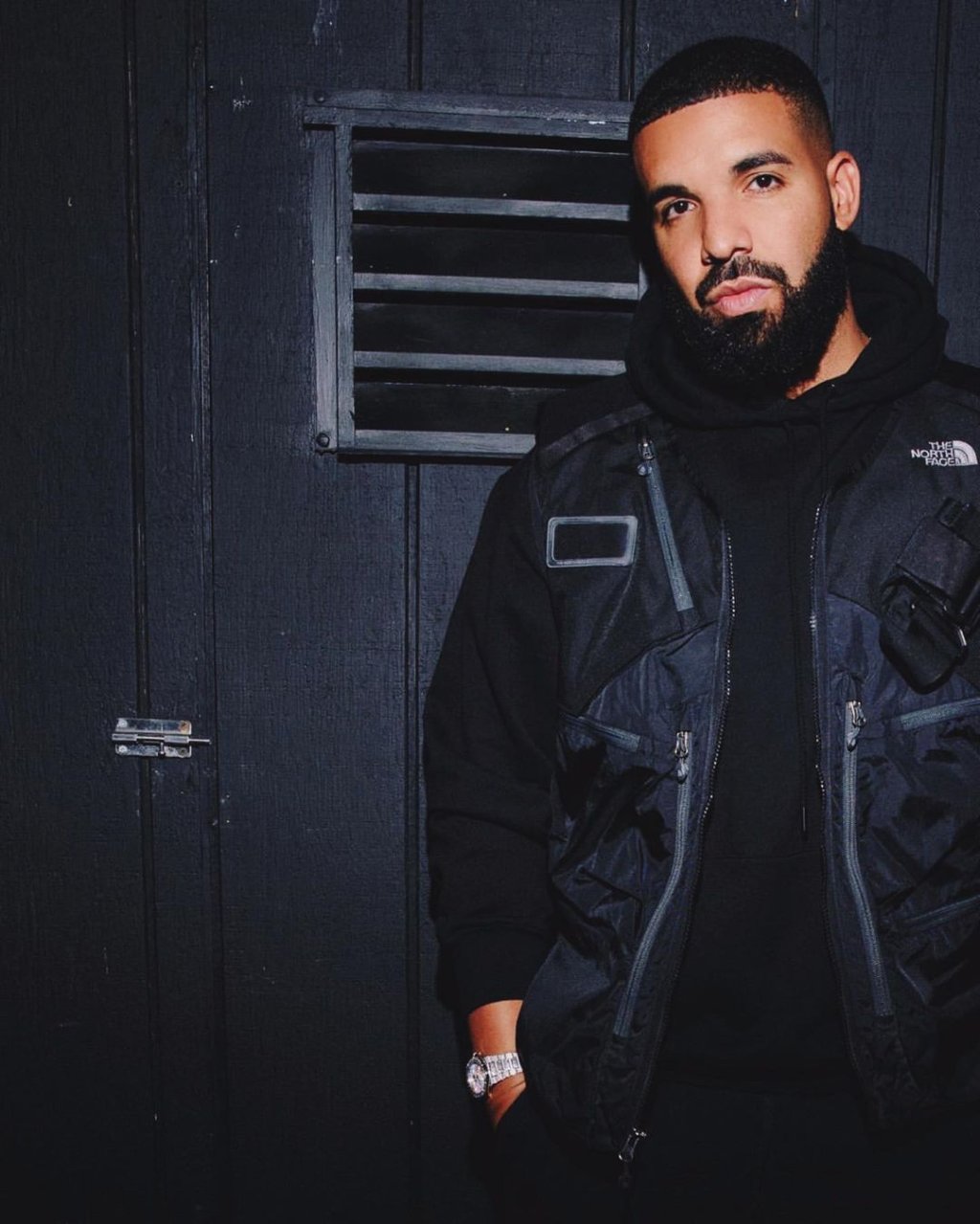 Após polêmica com transmissão, Drake faz showzão para mais de 100 mil