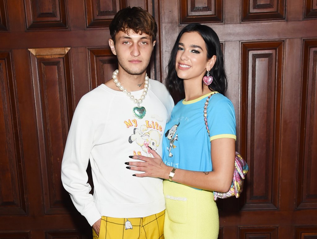 Dua Lipa usou sapato com anel de noivado no salto. Seria uma mensagem?