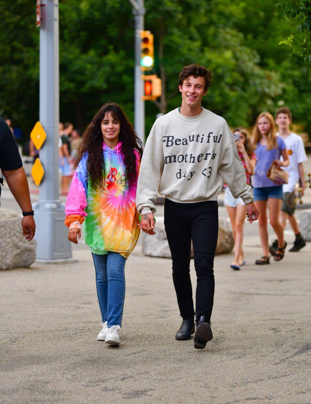 Camila Cabello e Shawn Mendes usam look combinadinho em festa