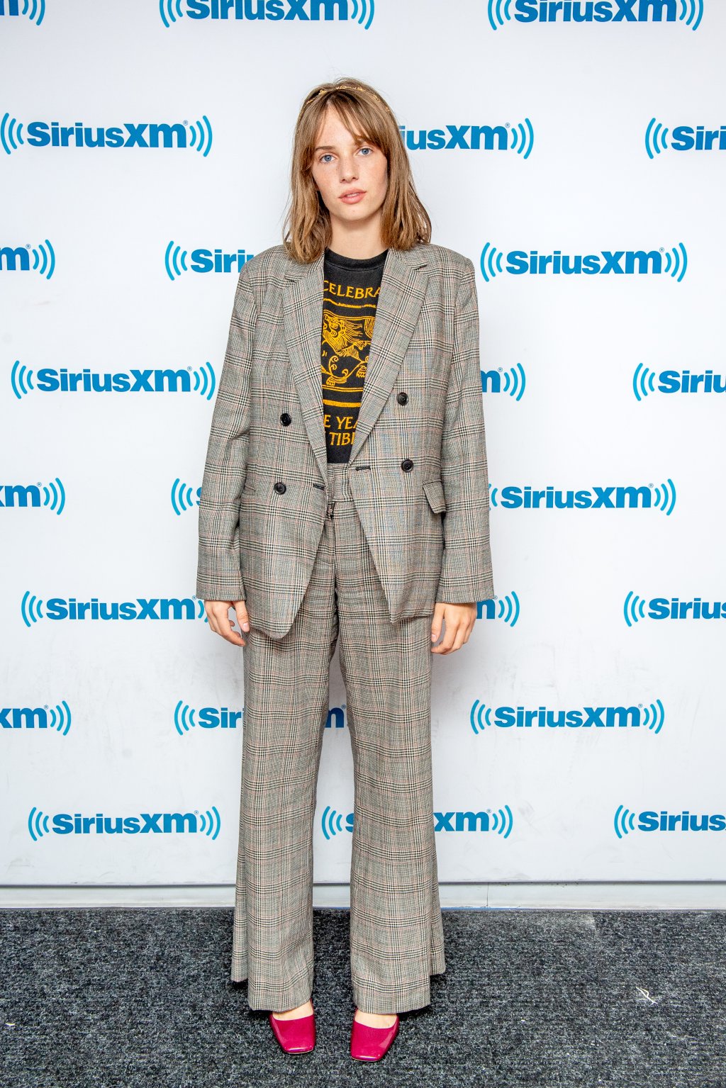 Look do Dia: Maya Hawke usou terninho xadrez com camiseta