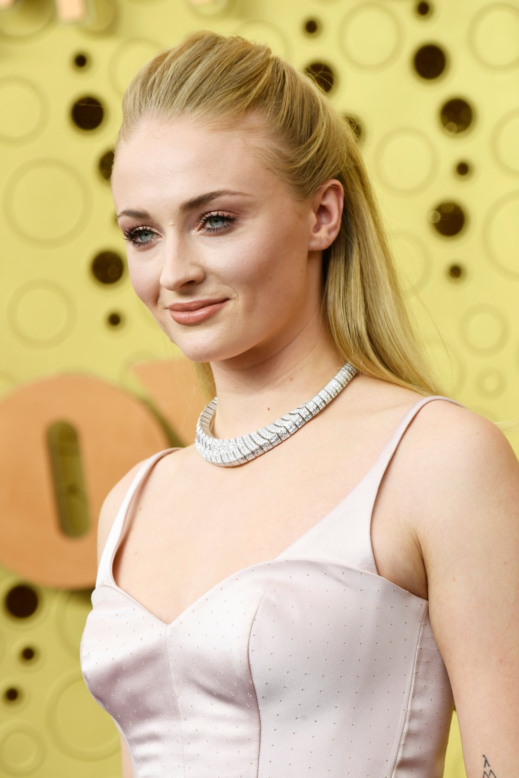 Sophie Turner teve um ~acidente~ fashion no Emmy e recebeu ajuda de amigos