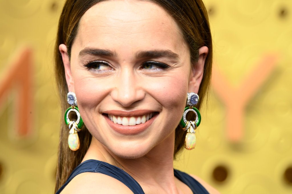 Emilia Clarke relembra apoio de equipe médica quando teve dois aneurismas