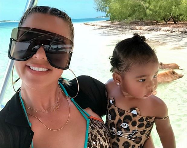 Khloe e True usam pulseira igual que custa mais de 50 mil reais