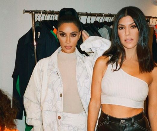 Kourtney Kardashian faz piada com look de Kim no MET Gala: “Halloween?”