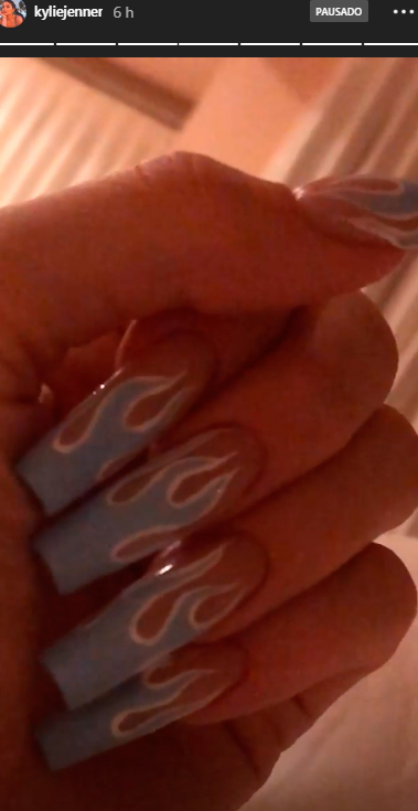 kylie-jenner-nail-art-fogo-2