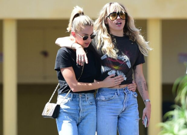 Miley Cyrus e Kaitlynn Carter terminam namoro, diz site