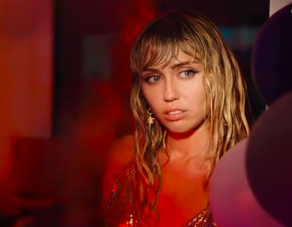 Miley Cyrus colocou toda a melancolia e emoção no clipe de Slide Away