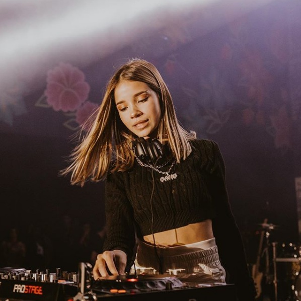 Conheça a DJ Rivkah, a produtora musical mais nova do mundo