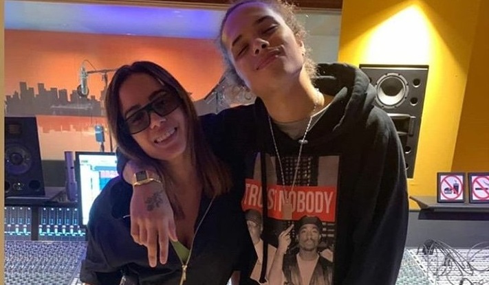 Novo casal? Vitão beija Anitta em apresentação