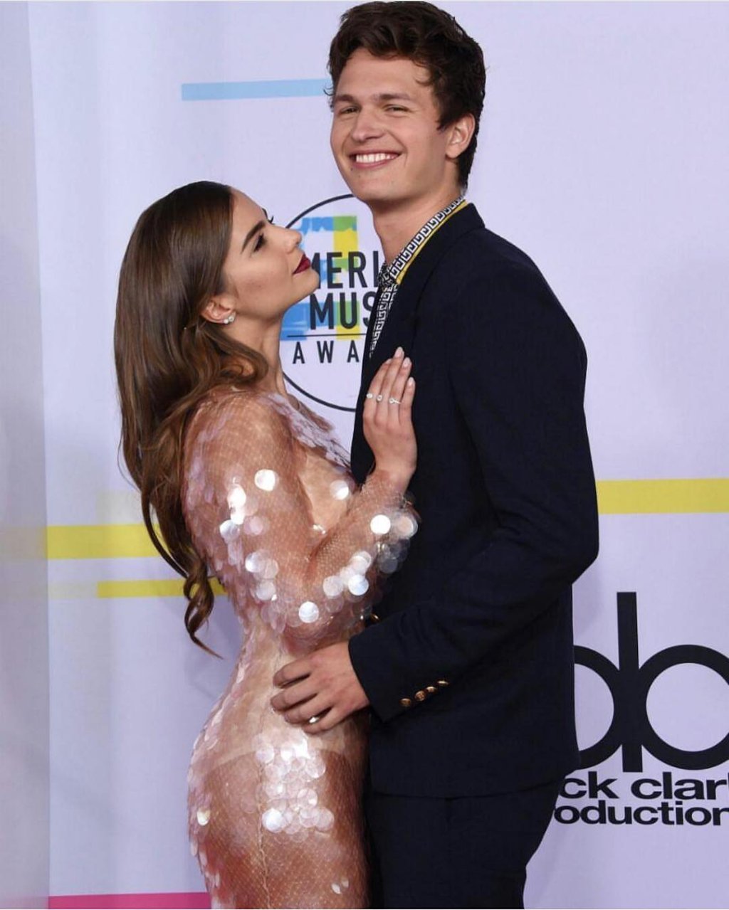 Apesar de namorar, Ansel Elgort quer se apaixonar por outras pessoas. Oi?