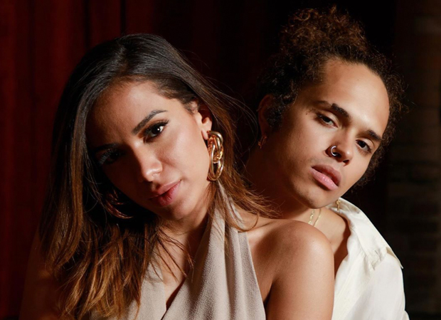 Anitta posa no colo de Vitão nos bastidores do Rock in Rio