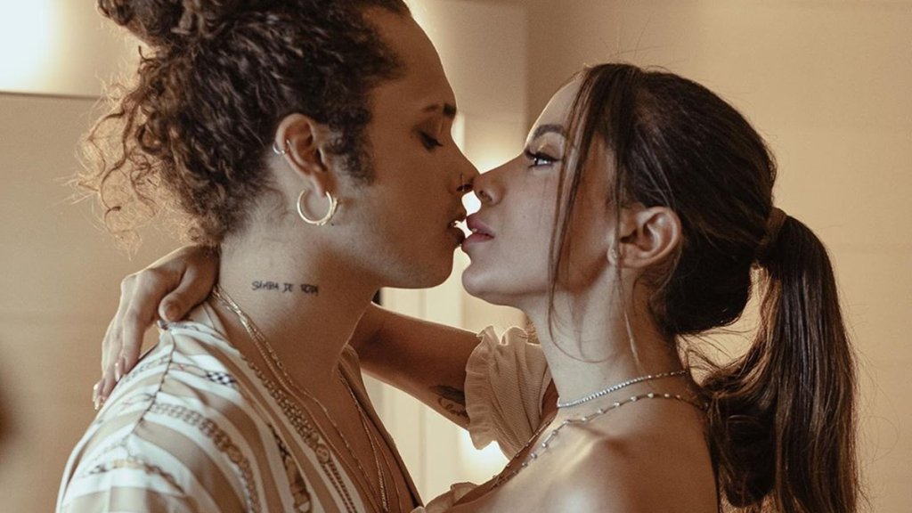Após beijo, Anitta e Vitão usam a mesma blusa e rumores de affair aumentam