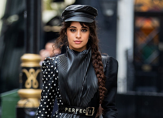 Camila Cabello está toda apaixonada na música Living Proof