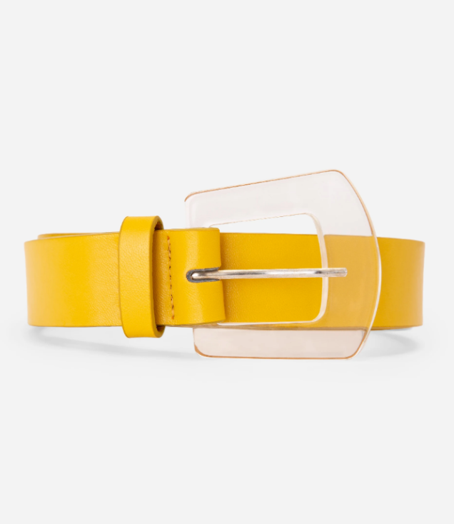 Cinto amarelo com fivela transparente da Amaro (R$ 69,90*). Cinto amarelo com fivela transparente da Amaro (R$ 69,90*).