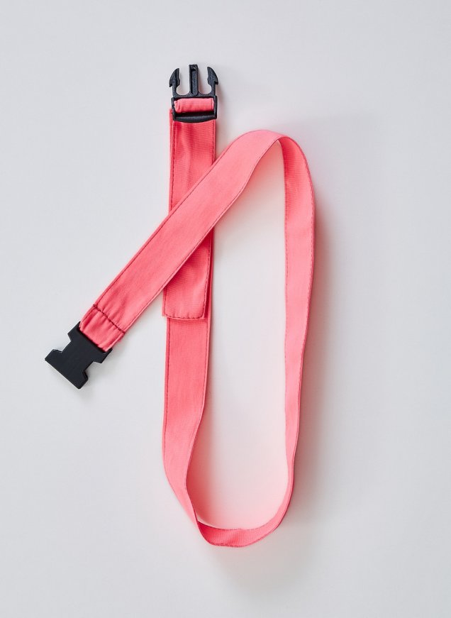 Cinto rosa neon da Youcom (R$ 39,90*). Cinto rosa neon da Youcom (R$ 39,90*).