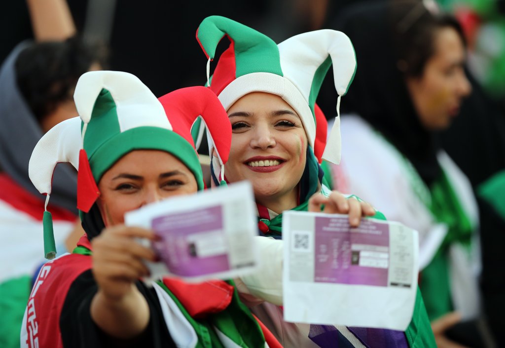 Iranianas entram como mulheres livres em estádio de futebol pela 1ª vez