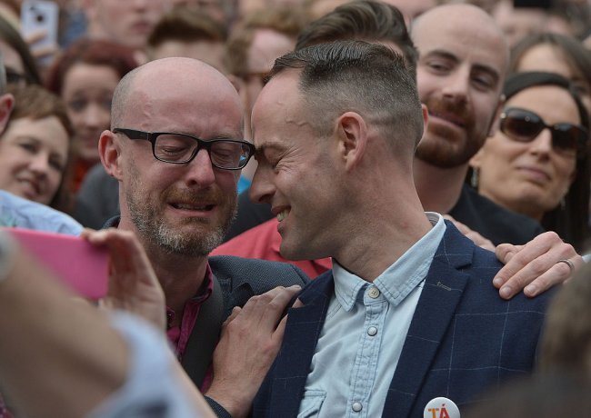 Casamento gay e aborto são legalizados na Irlanda do Norte em meio a festa