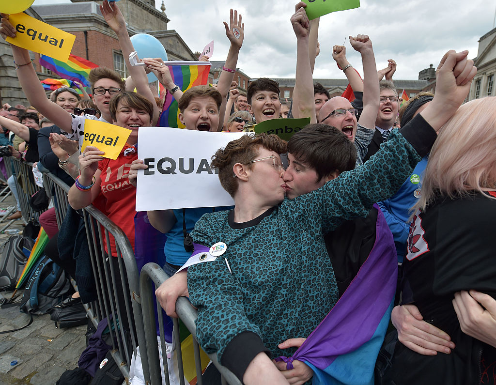 Casamento gay e aborto são legalizados na Irlanda do Norte em meio à festa