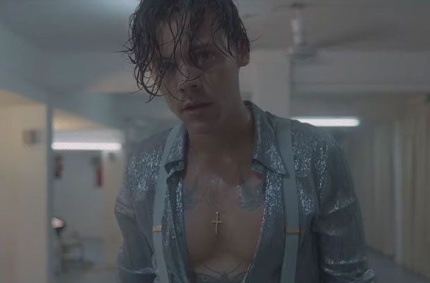 Sem defeitos! Harry Styles lança clipe cheio de cenas quentes