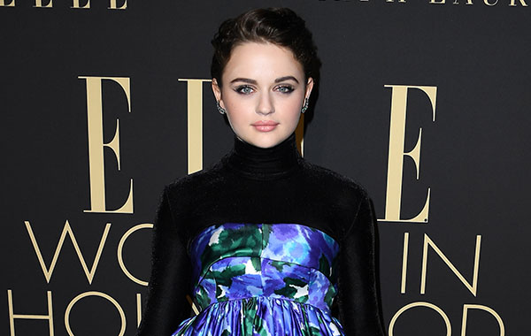 Look do Dia: Joey King usou vestido com efeito ~flutuante~. Oi?