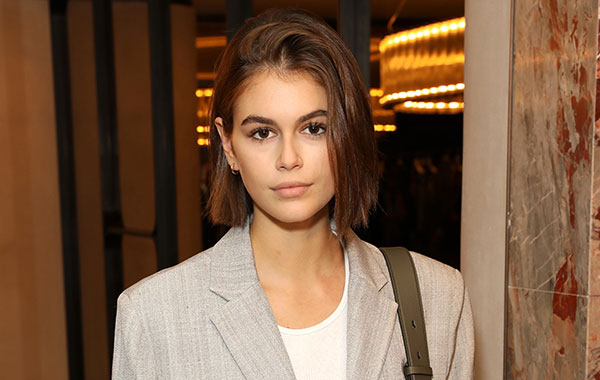 Kaia Gerber está com o cabelo loiro platinado