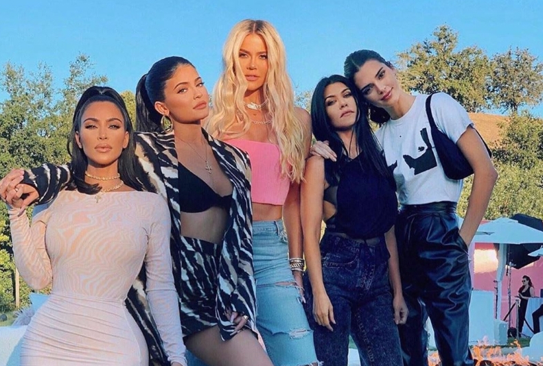 Agora as Kardashians têm um brechó online para vender roupas que já usaram