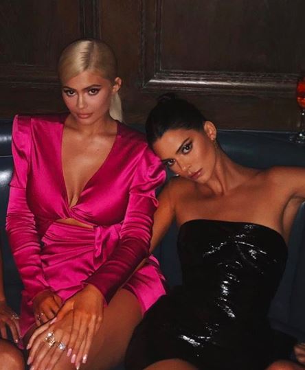 Os looks de Kendall e Kylie Jenner no casamento de Justin e Hailey Bieber