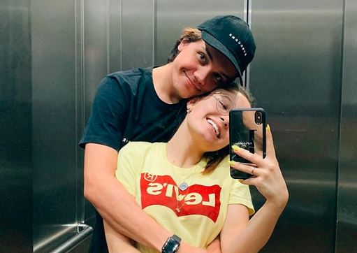 Larissa Manoela e Leo Cidade postam textos fofos no aniversário de namoro