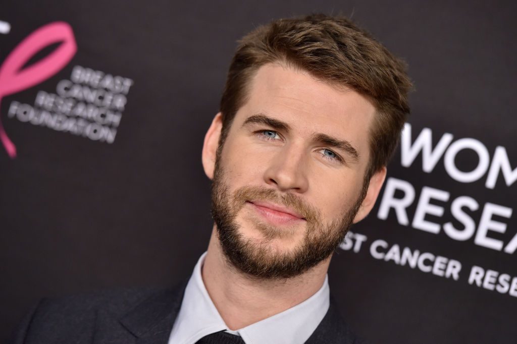 A fila andou! Liam Hemsworth é visto de mãos dadas com atriz após divórcio