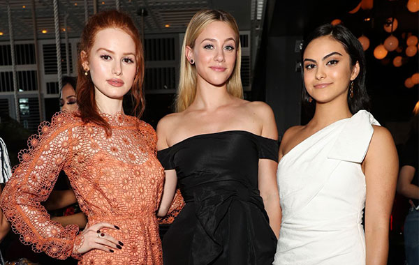 Madelaine Petsch, Lili Reinhart e Camila Mendes.