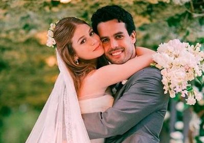 Marina Ruy Barbosa celebra dois anos de casamento com Xandinho Negrão
