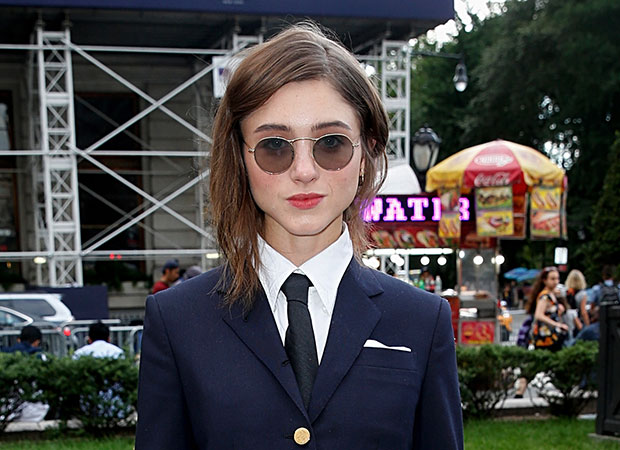 Look do Dia: o visu tomboy da Natalia Dyer parece ter saído de Elite