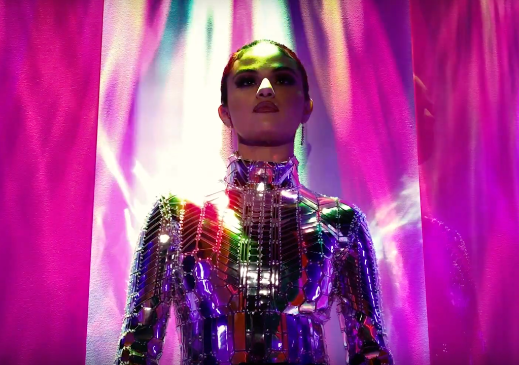 Selena Gomez usou uma nail art tendência em seu novo clipe. Você reparou?